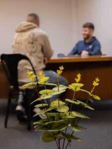 Robin qui rigole devant un adhérent qui fait son instant coaché