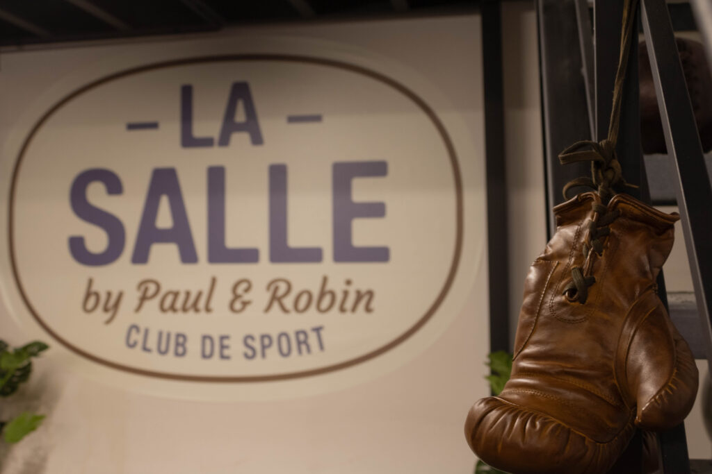 logo de la salle avec des gants de boxe