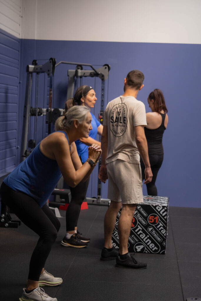 le coach avec ses élèves qui pratiquent dans la salle