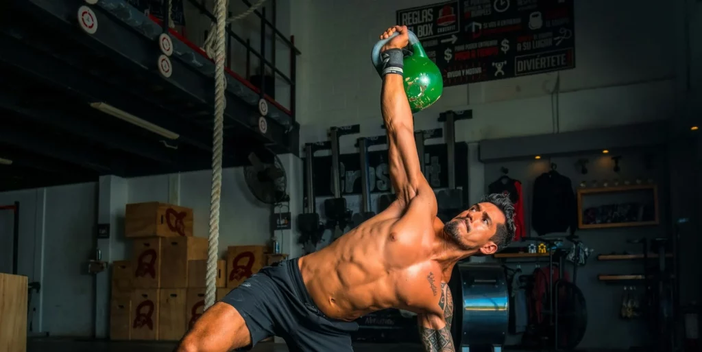 crossfiteur faisant la planche