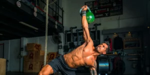 crossfiteur faisant la planche