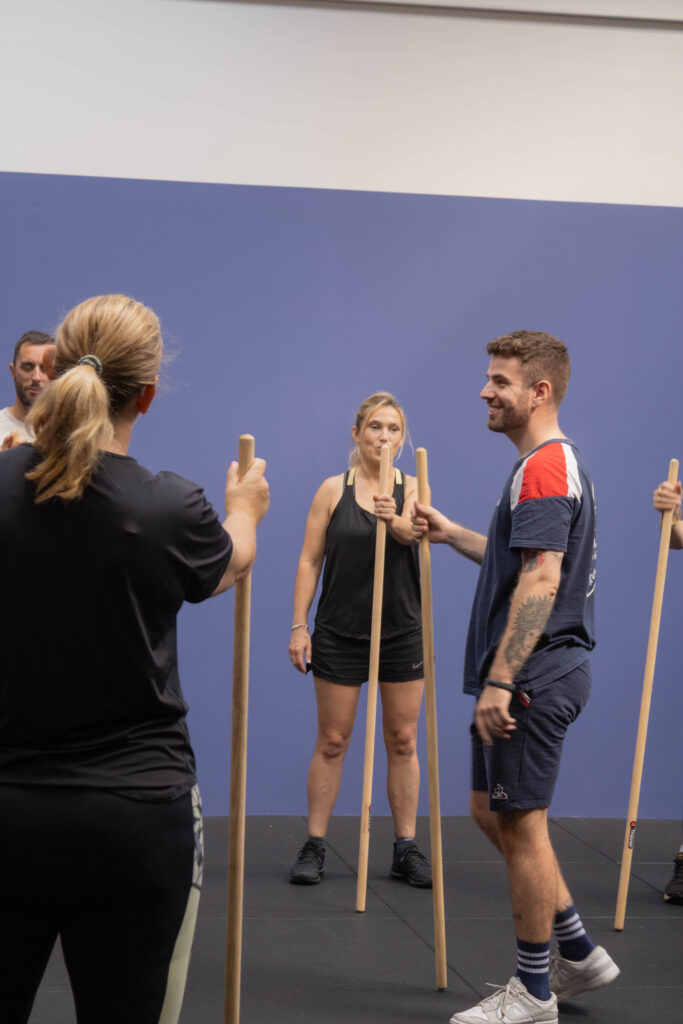 le coach rigole avec ses élèves